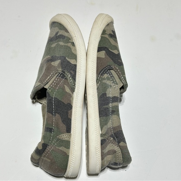 Women’s Malibu Camouflage Slip-On Sneakers Size 6 - Picture 5 of 8